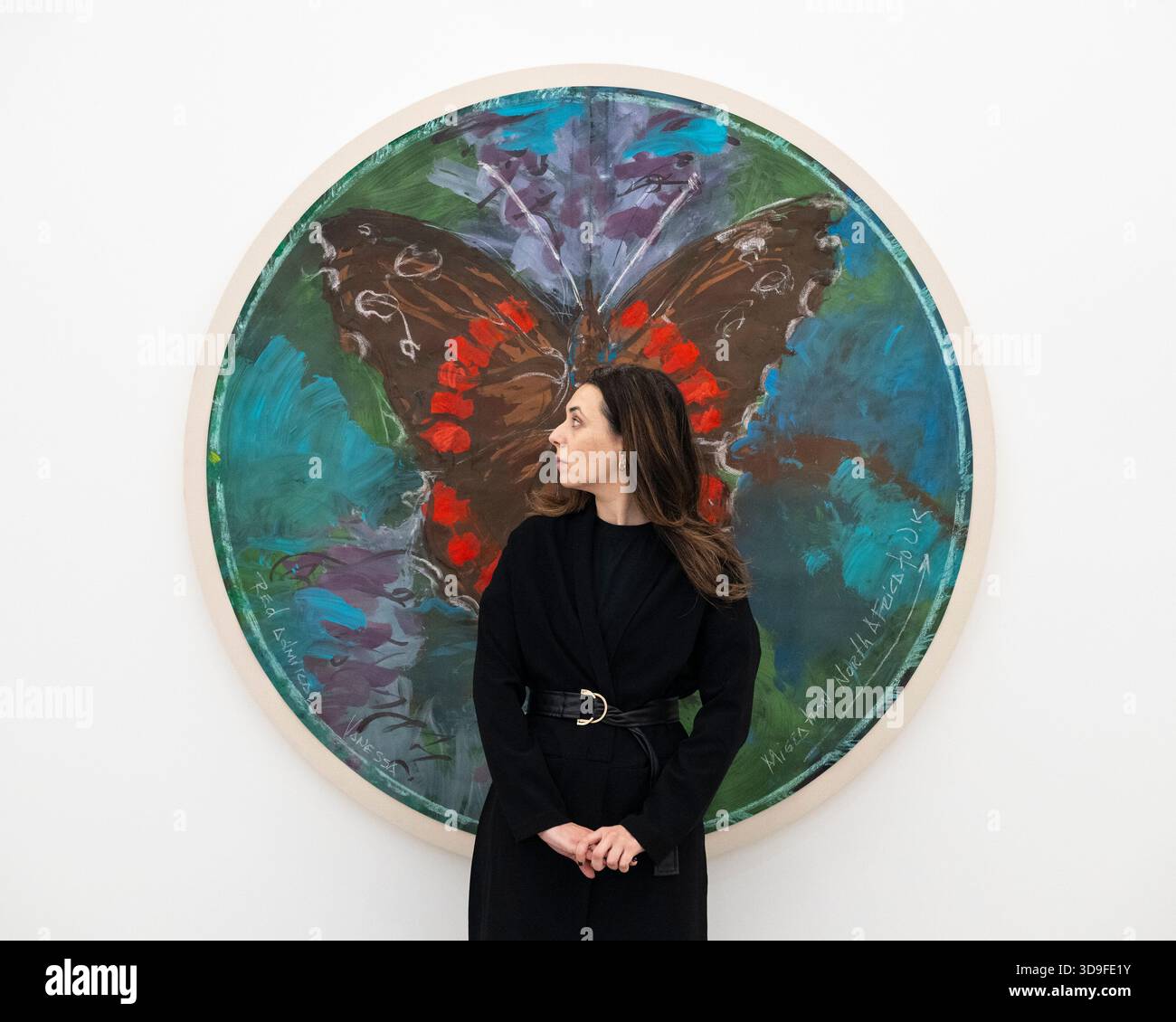 London, Großbritannien. 5. Dezember 2025. Ein Mitarbeiter mit „Red Admiral Vanessa - Migration North Africa to UK (rondo)“, 2025, bei der Eröffnung von Oswaldo Maciá: Migrationsbewegungen, einer neuen Ausstellung des kolumbianischen Künstlers Oswaldo Maciá in der Galerie Elizabeth Xi Bauer im Exmouth Market. Die Arbeiten des Künstlers beschäftigen sich mit Ökologie, Umwelt und Natur. Die Show läuft bis zum 15. Februar 2026. Quelle: Stephen Chung / Alamy Live News Stockfoto