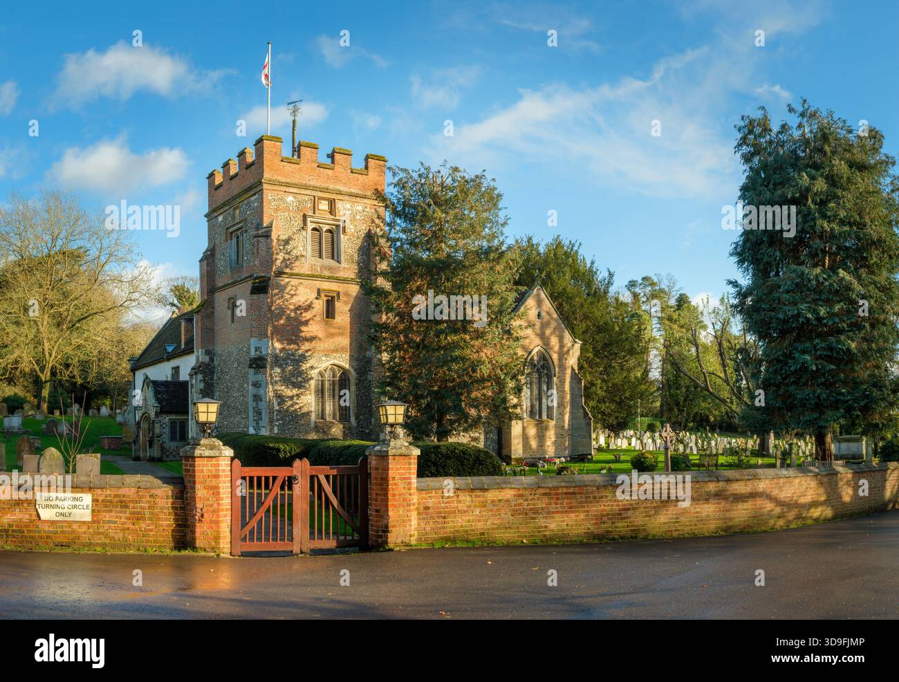 Harefield, Hillingdon - St Mary's Parish Church ist das älteste Gebäude von Harefield und der Ort vieler ANZAC war Graves. Stockfoto
