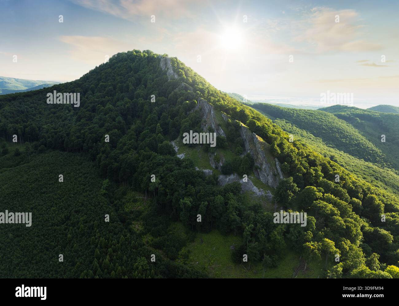 Wald Natur Landspitze mit Spitze und Sonne bei dramatischem Sonnenuntergang, Slowakei - Karpaten Stockfoto