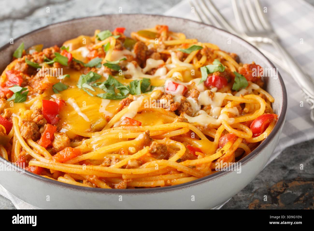 Taco Pasta ist cremig, würzig und ein leichtes italienisches und mexikanisches Abendessen aus nächster Nähe auf dem Teller auf dem Tisch. Horizontal Stockfoto