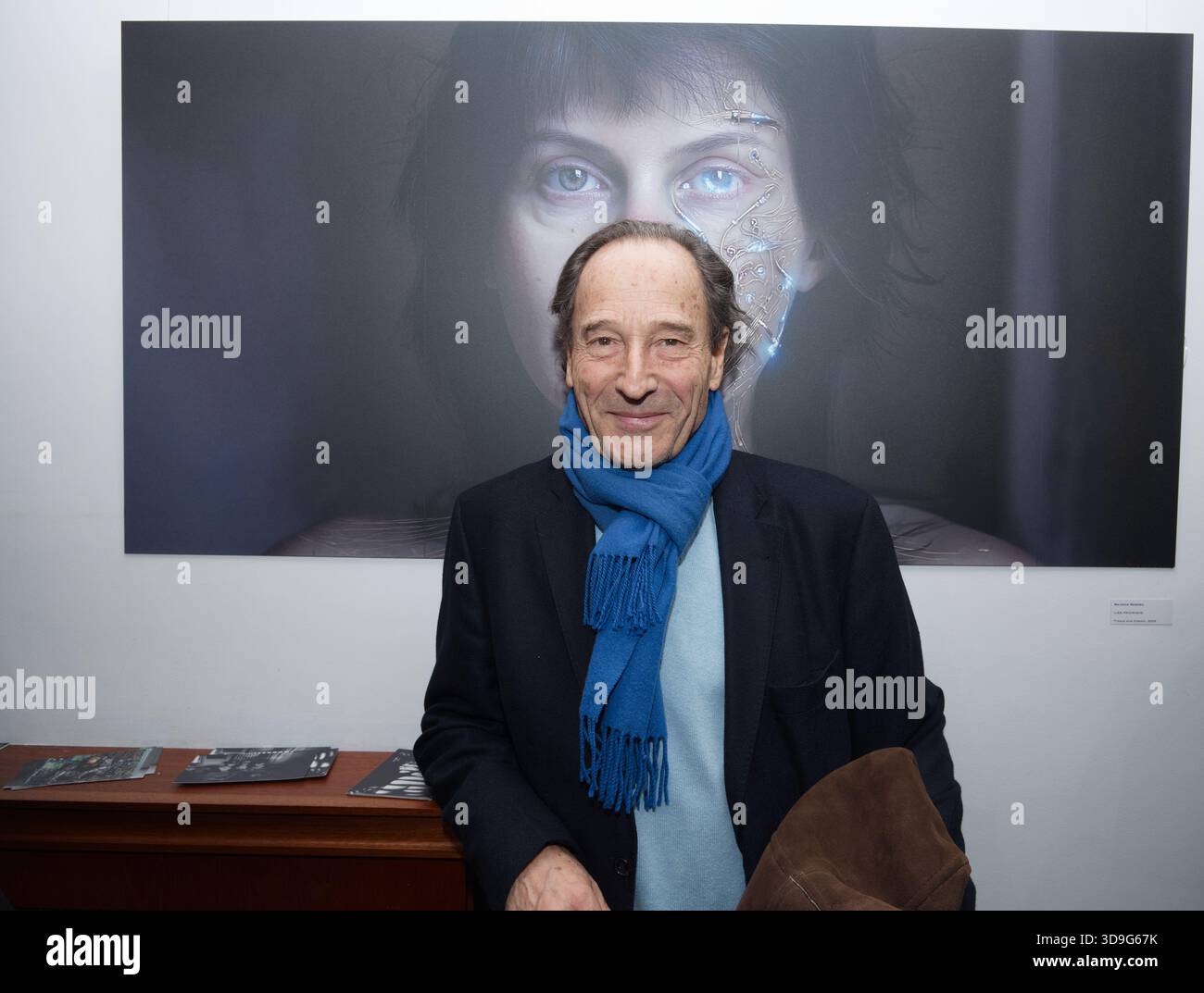 Paris, Frankreich. Dezember 2025. Michel Soyer (Public Relations) nimmt am 4. Dezember 2025 im L'Appart Renoma in Paris an einem Buchsignieren für Foc Kans Buch „80's PARIS NIGHT“ Teil, das von Florentin veröffentlicht wurde. Foto: Said Anas/Alamy Live News. Stockfoto