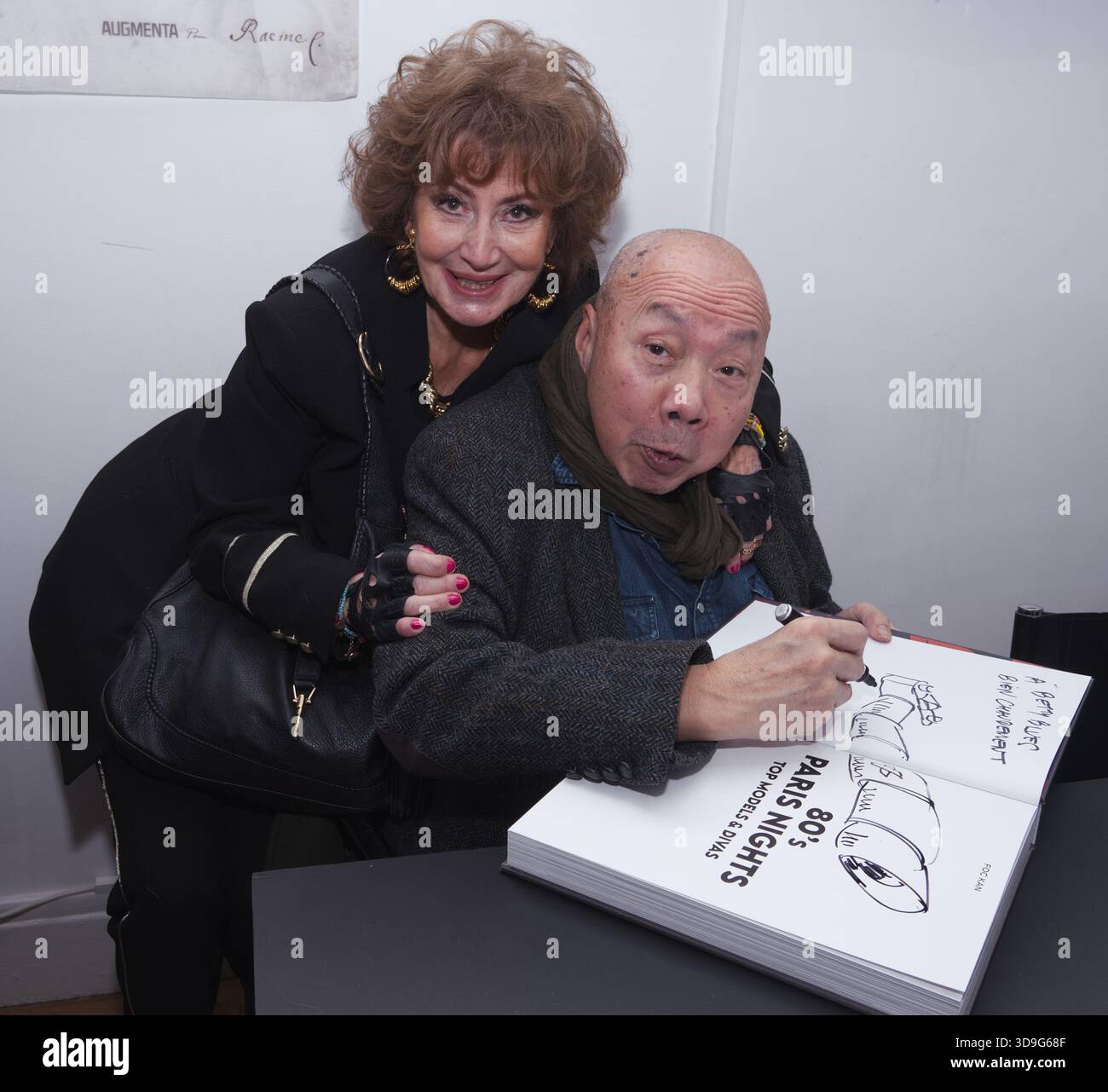 Paris, Frankreich. Dezember 2025. Betty Fleury de Frémont (Presse und Medien/Öffentlichkeitsarbeit) nimmt an einem Buchsignieren für Foc Kans Buch „80's PARIS NIGHT“ Teil, das von Florentin am 4. Dezember 2025 im L'Appart Renoma in Paris veröffentlicht wurde. Foto: Said Anas/Alamy Live News. Stockfoto