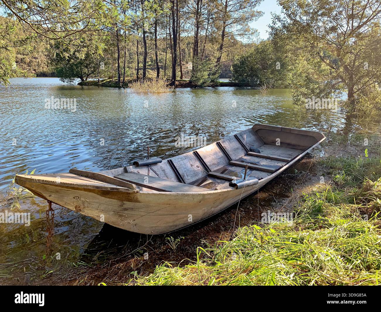 Traditionelles Holzboot auf dem Fluss Zezere, Portugal - Smartphone-aufgenommenes Stockfoto