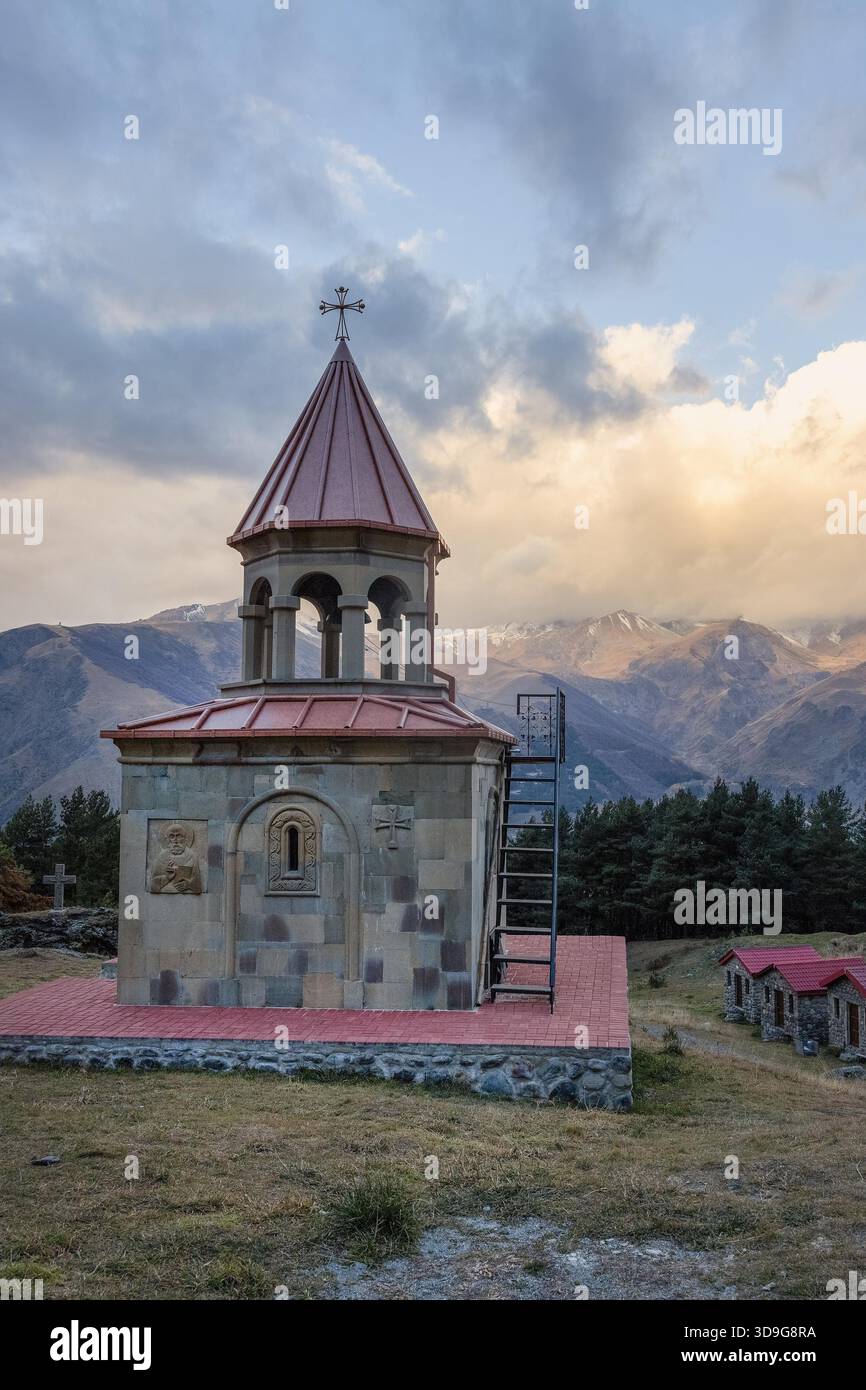 Die Trinity Church, eine orthodoxe Kirche in Georgien, befindet sich auf einer Höhe von 2.170 Metern über dem Meeresspiegel im georgischen Dorf Gergeti, oberhalb des Dorfes Stepantsminda. Stockfoto