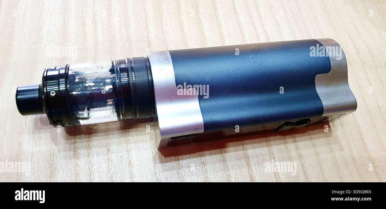 Dampfgert, E-Zigarette auf dem Tisch, elektronische Zigarette mit  Nachflle e-Saft Stockfotografie - Alamy