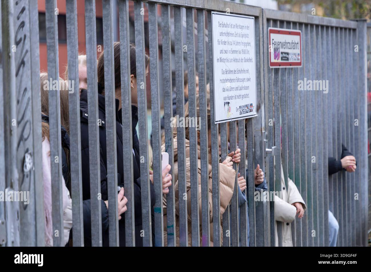 Schulstreik gegen Wehrpflicht in Essen. 05.12.2025, EU, DEU, Deutschland, Nordrhein-Westfalen, Essen: Schulstreik gegen Wehrpflicht bzw. Demonstration gegen die Wehrdienstpläne der Bundesregierung. CA. 600 Schüler und Schülerinnen ziehen vom I. Dellbrügge, höhe Burggymnasium, durch die Innenstadt zum Südviertel, danach durch Rüttenscheid und dann über die Huyssenallee zum Hauptbahnhof Steile Lage wo eine Abschlußkundgebung stattfand. Schülerinnen einer Schule am Rande der Demoroute. EU, DEU, Deutschland, Nordrhein-Westfalen, Essen: Schulstreik gegen Wehrpflicht und Demonstrat Stockfoto