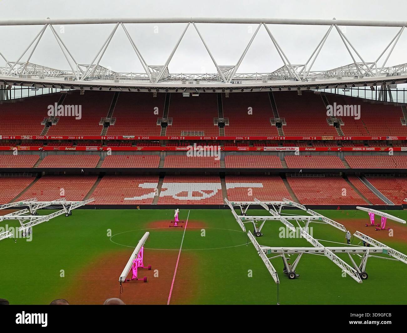 Das Spielfeld im Emirates Stadium, Heimstadion des Fußballvereins Arsenal in Nord-London, England. Der Zustand der Steigung wird ständig überwacht. Stockfoto