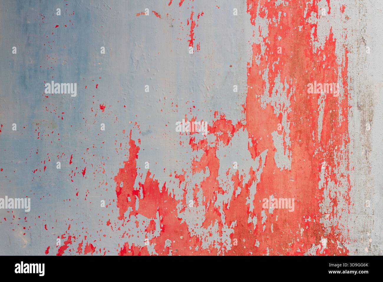 Eine lebendige, horizontale, abstrakte Textur mit dynamischen vertikalen Farbtupfern, die sich aggressiv von einem blassblau-grauen Concre ablösen Stockfoto