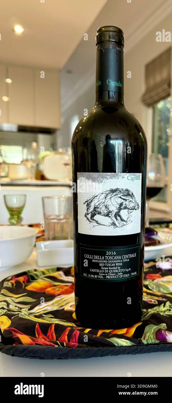Flasche italienischer Rotwein Super Tuscan Cabernet Sauvignon Cignale 2016 - Smartphone-aufgenommenes Stockfoto