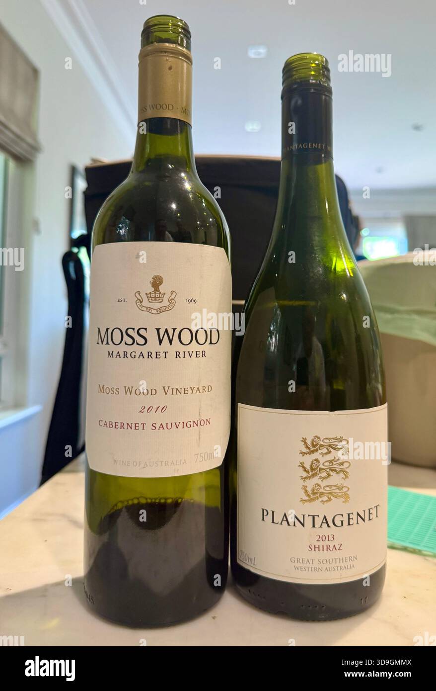 Zwei Flaschen westaustralischer Weine Moss Wood Margaret River 2010 Cabernet Sauvignon und Plantagenet Great Southern 2013 Shiraz - Smartphone-aufgenommenes Stockfoto