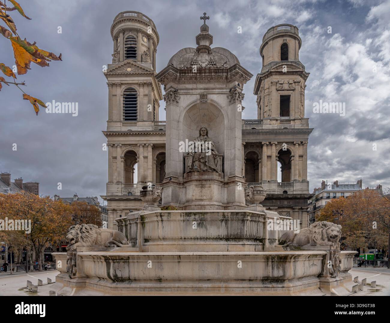 Paris, Frankreich - 11 15 2025: Saint-Germain-des-Pres. Blick von der Fassade der Kirche Saint-Sulpice und auf den Brunnen Stockfoto