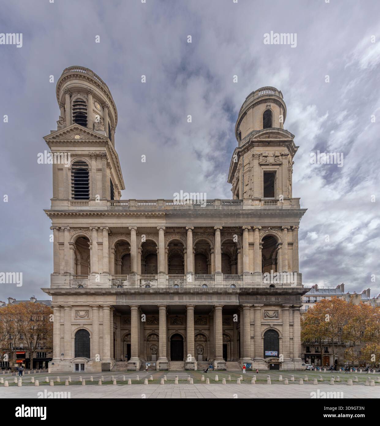 Paris, Frankreich - 11 15 2025: Saint-Germain-des-Pres. Blick von der Fassade der Kirche Saint-Sulpice und auf den Brunnen Stockfoto