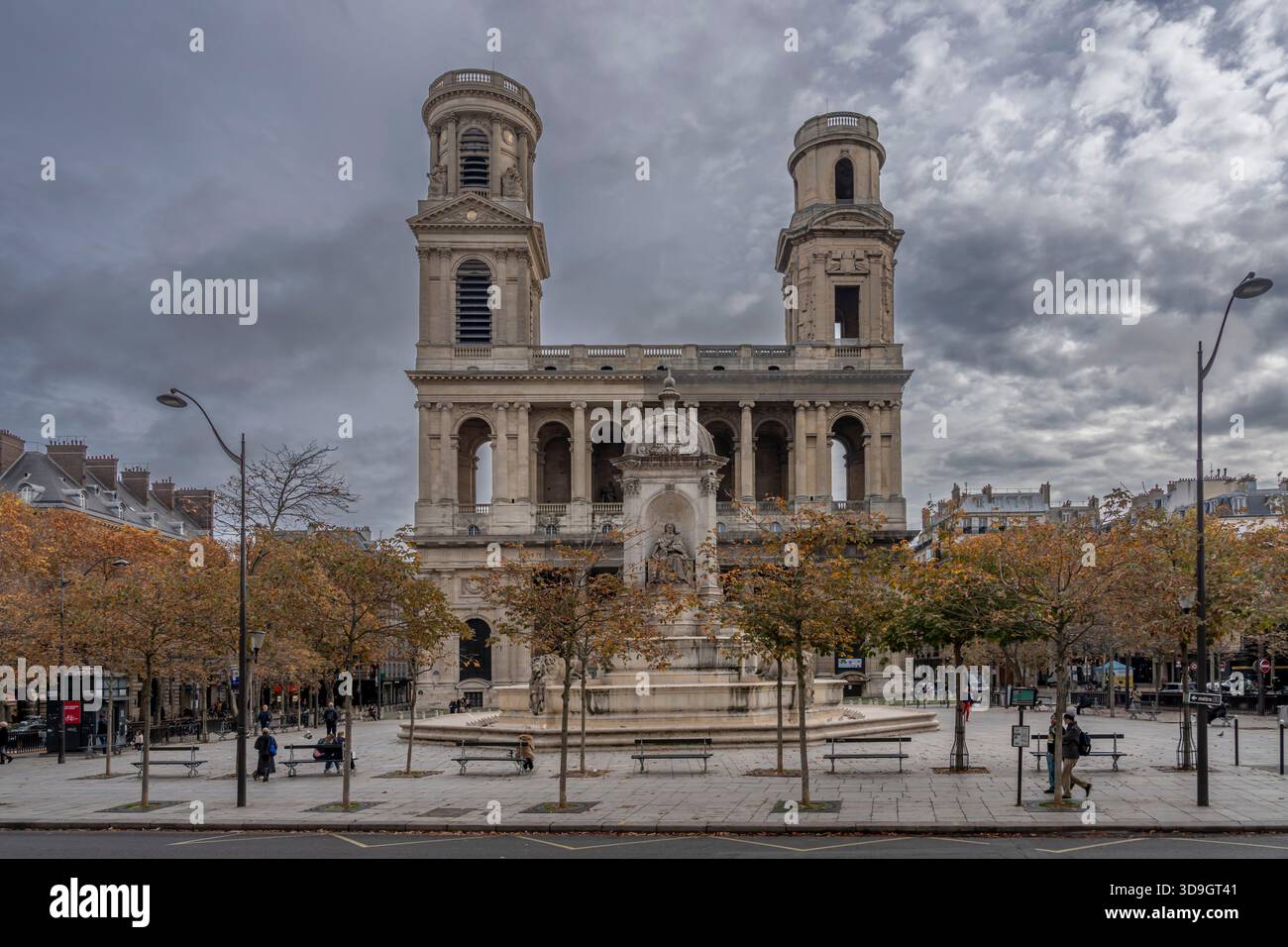 Paris, Frankreich - 11 15 2025: Saint-Germain-des-Pres. Blick von der Fassade der Kirche Saint-Sulpice und auf den Brunnen Stockfoto