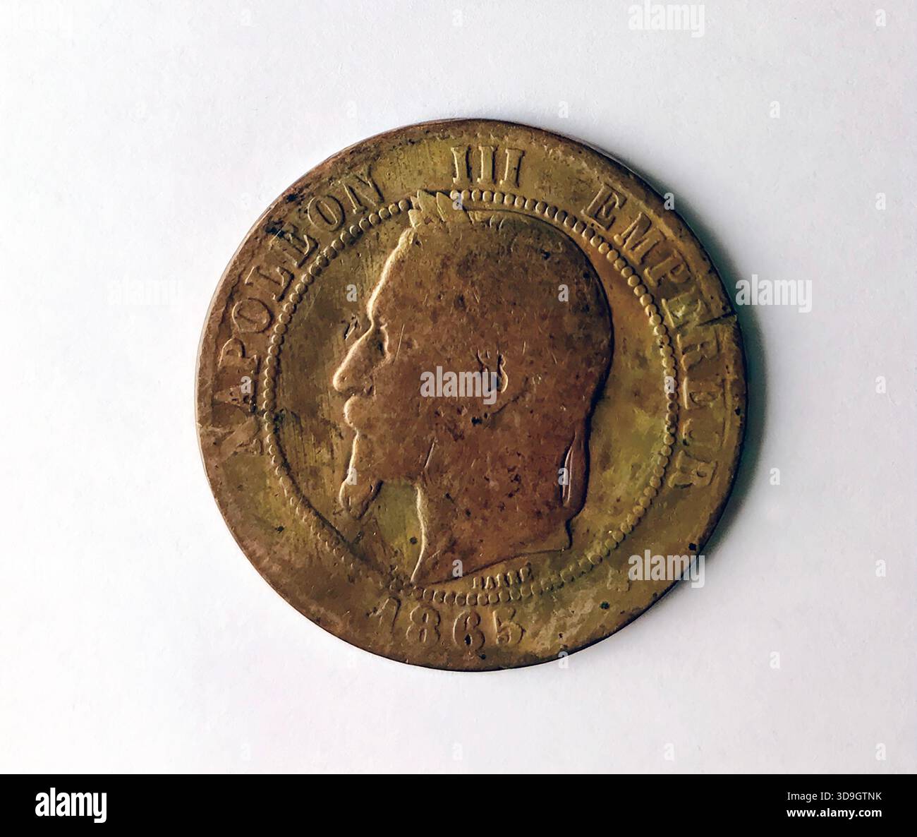 Getragene lateinische Währungsunion, 1865 Napoleon III, Bronzemünze mit 10 Zentimetern, „Lorbeerkopf“-Design (für Sieg) auf der Vorderseite, Adler auf der Rückseite (Rückseite) Stockfoto