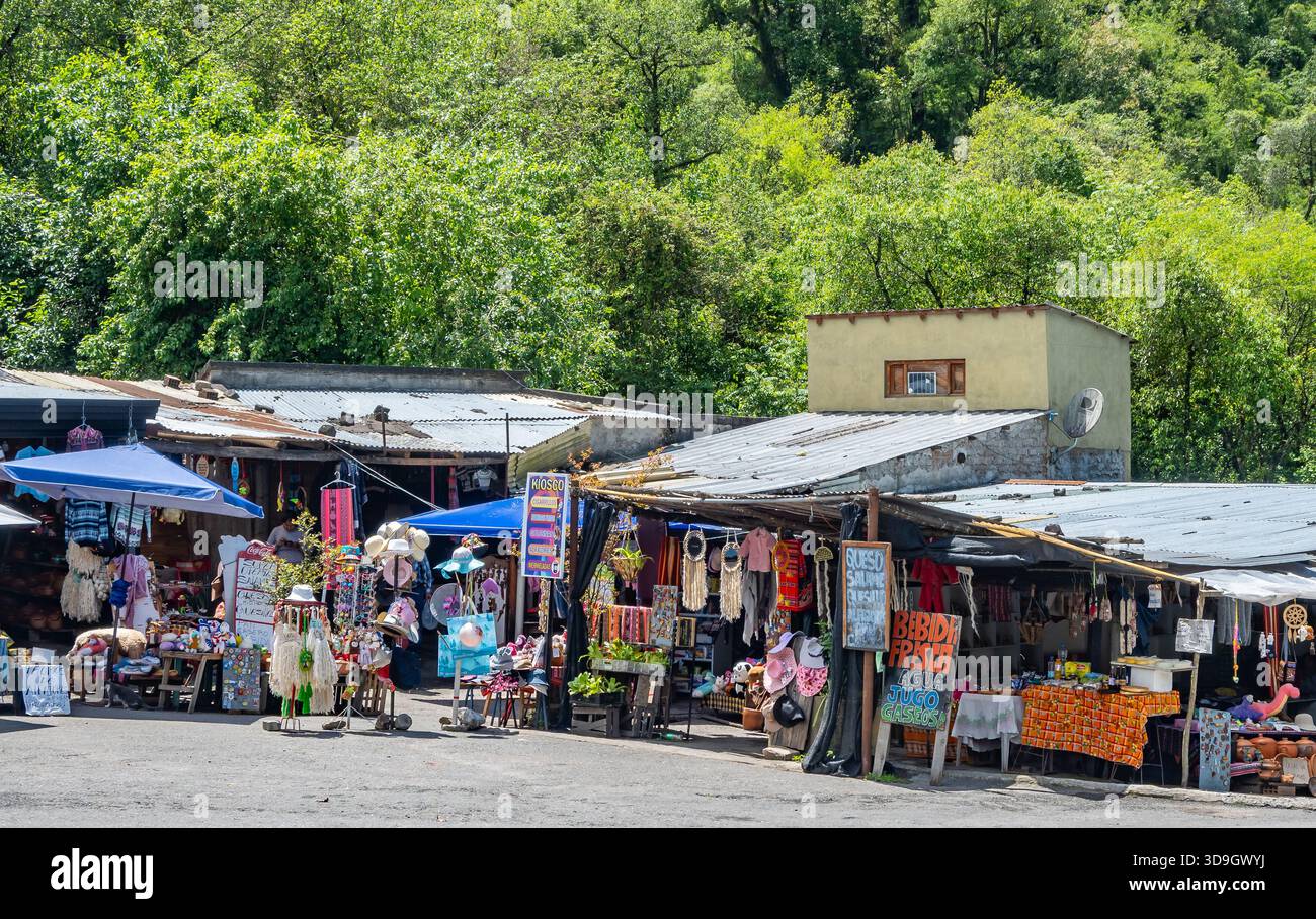Souvenirläden, die lokale Artefakte an einer Autobahn verkaufen. Cordoba, Argentinien. Stockfoto