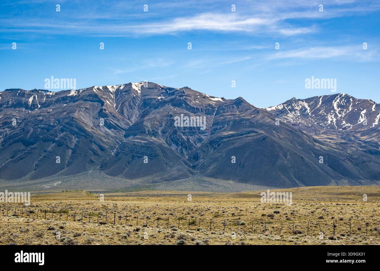 Schubverwerfungen und Faltschichten von Sedimentgesteinen im südlichen Patagonien. Santa Cruz, Argentinien. Stockfoto
