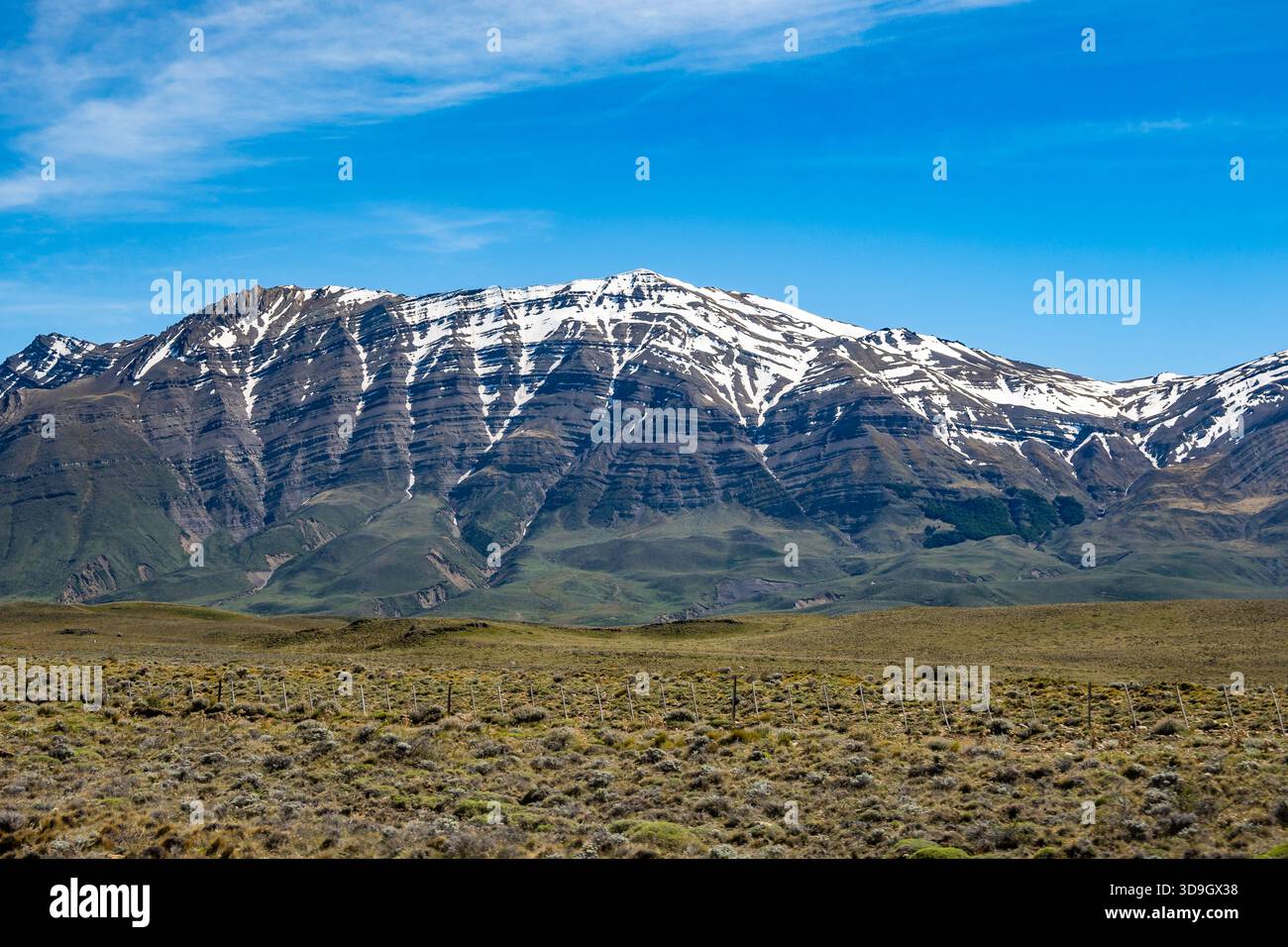 Schubverwerfungen und Faltschichten von Sedimentgesteinen im südlichen Patagonien. Santa Cruz, Argentinien. Stockfoto