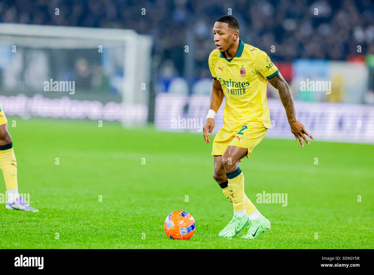Mailands ecuadorianischer Verteidiger Pervis Estupinan kontrolliert den Ball während des Achtelfinale-Spiels der Coppa Italia zwischen SS Lazio und AC Milan im Olimpico-Stadion am 4. Dezember 2025 in Rom. Stockfoto