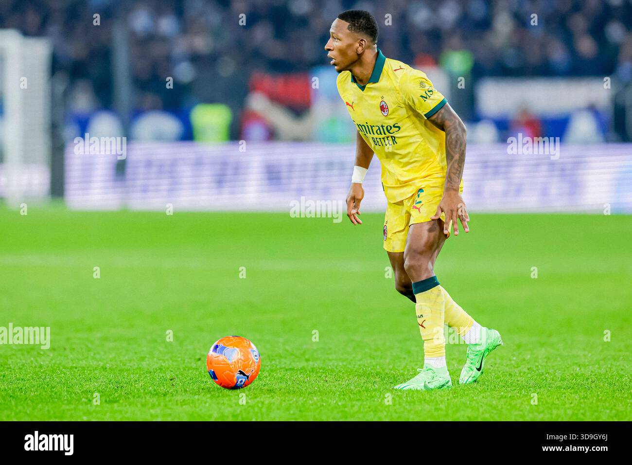 Mailands ecuadorianischer Verteidiger Pervis Estupinan kontrolliert den Ball während des Achtelfinale-Spiels der Coppa Italia zwischen SS Lazio und AC Milan im Olimpico-Stadion am 4. Dezember 2025 in Rom. Stockfoto