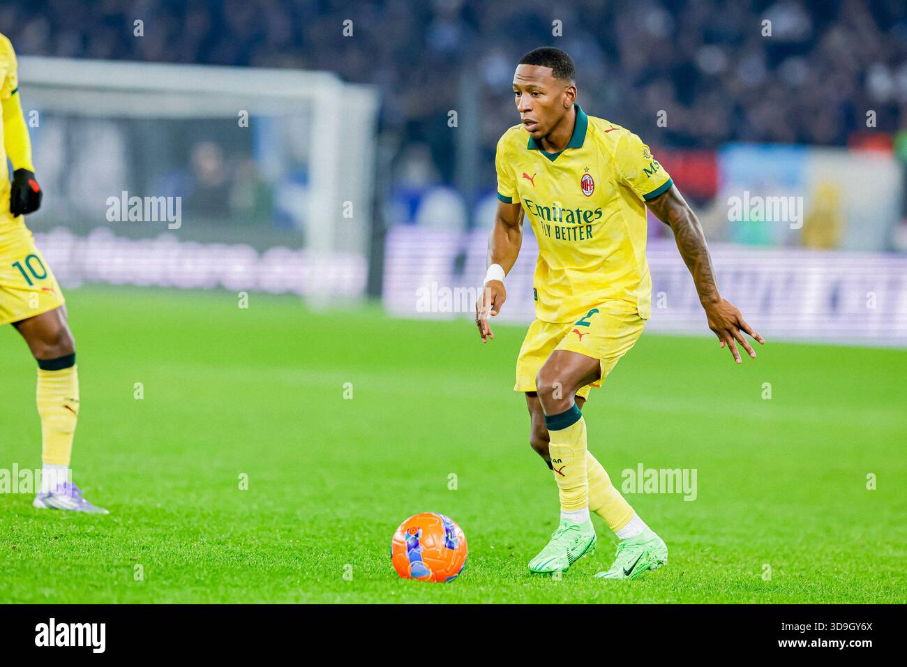 Mailands ecuadorianischer Verteidiger Pervis Estupinan kontrolliert den Ball während des Achtelfinale-Spiels der Coppa Italia zwischen SS Lazio und AC Milan im Olimpico-Stadion am 4. Dezember 2025 in Rom. Stockfoto