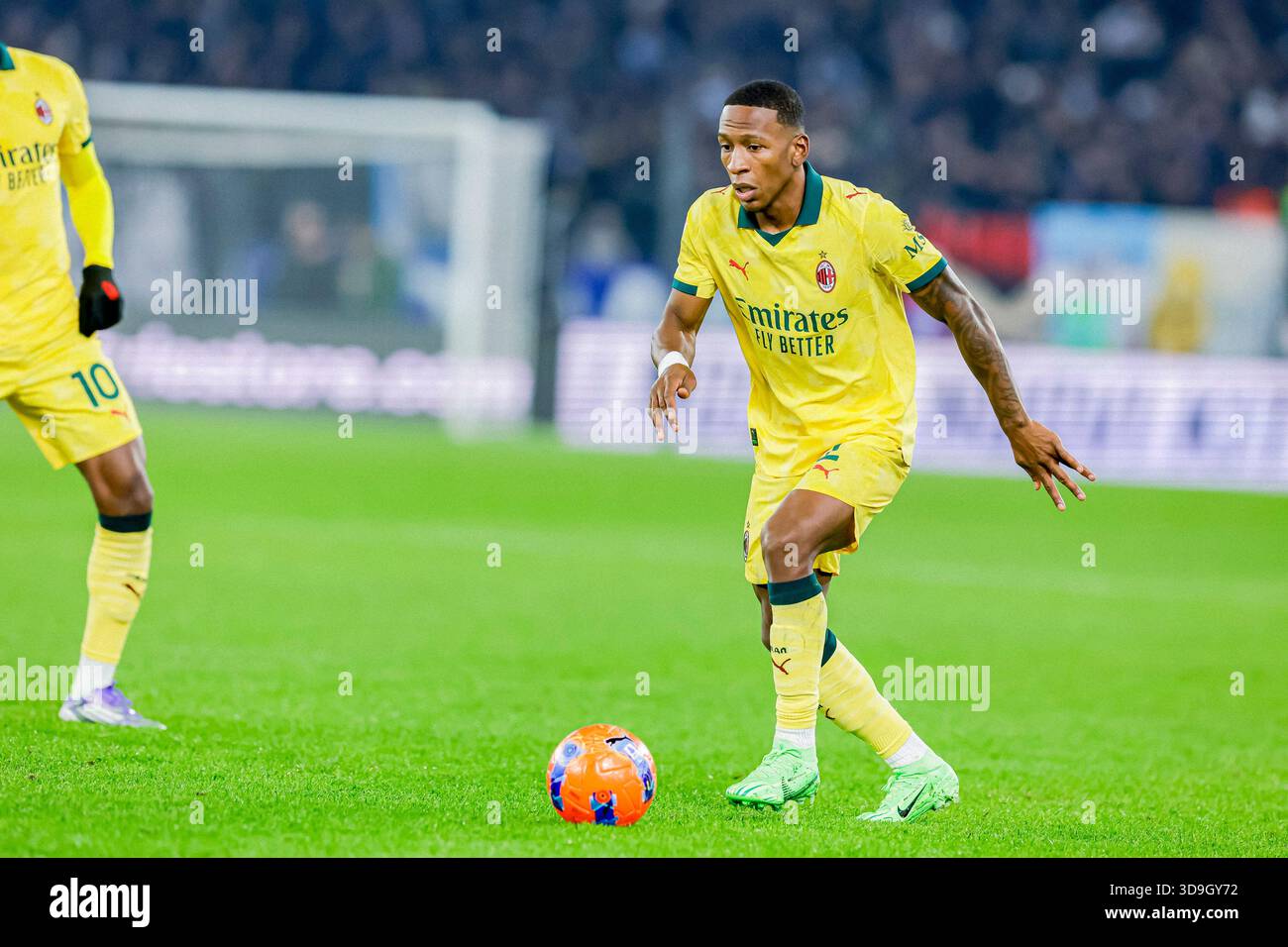 Mailands ecuadorianischer Verteidiger Pervis Estupinan kontrolliert den Ball während des Achtelfinale-Spiels der Coppa Italia zwischen SS Lazio und AC Milan im Olimpico-Stadion am 4. Dezember 2025 in Rom. Stockfoto