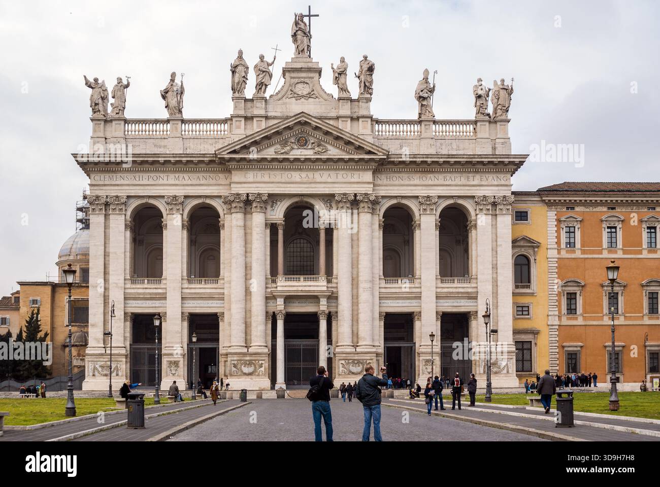 Vorderansicht der barocken Hauptfassade der Archbasilika St. Johannes Lateran mit den Statuen Christi, Johannes des Täufers und Johannes des Evan Stockfoto