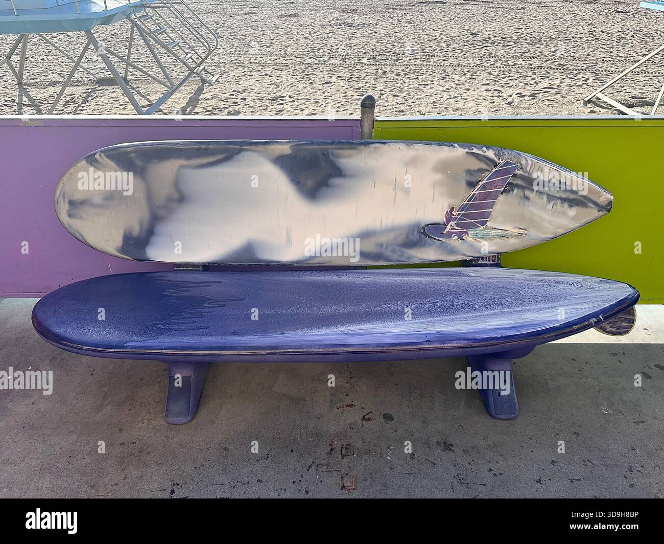 Surfboard-Bank am Strand von Santa Cruz - Smartphone-aufgenommenes Stockfoto