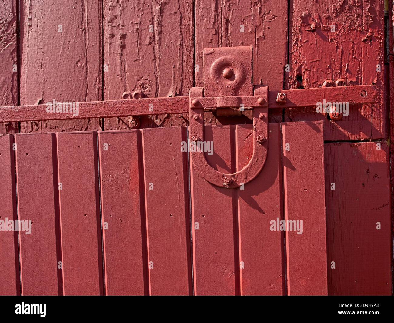 Details der rustikalen roten Schiebetüren auf der Carter Historic Farm, einem Naturschutzgebiet in Bowling Green, Ohio Stockfoto