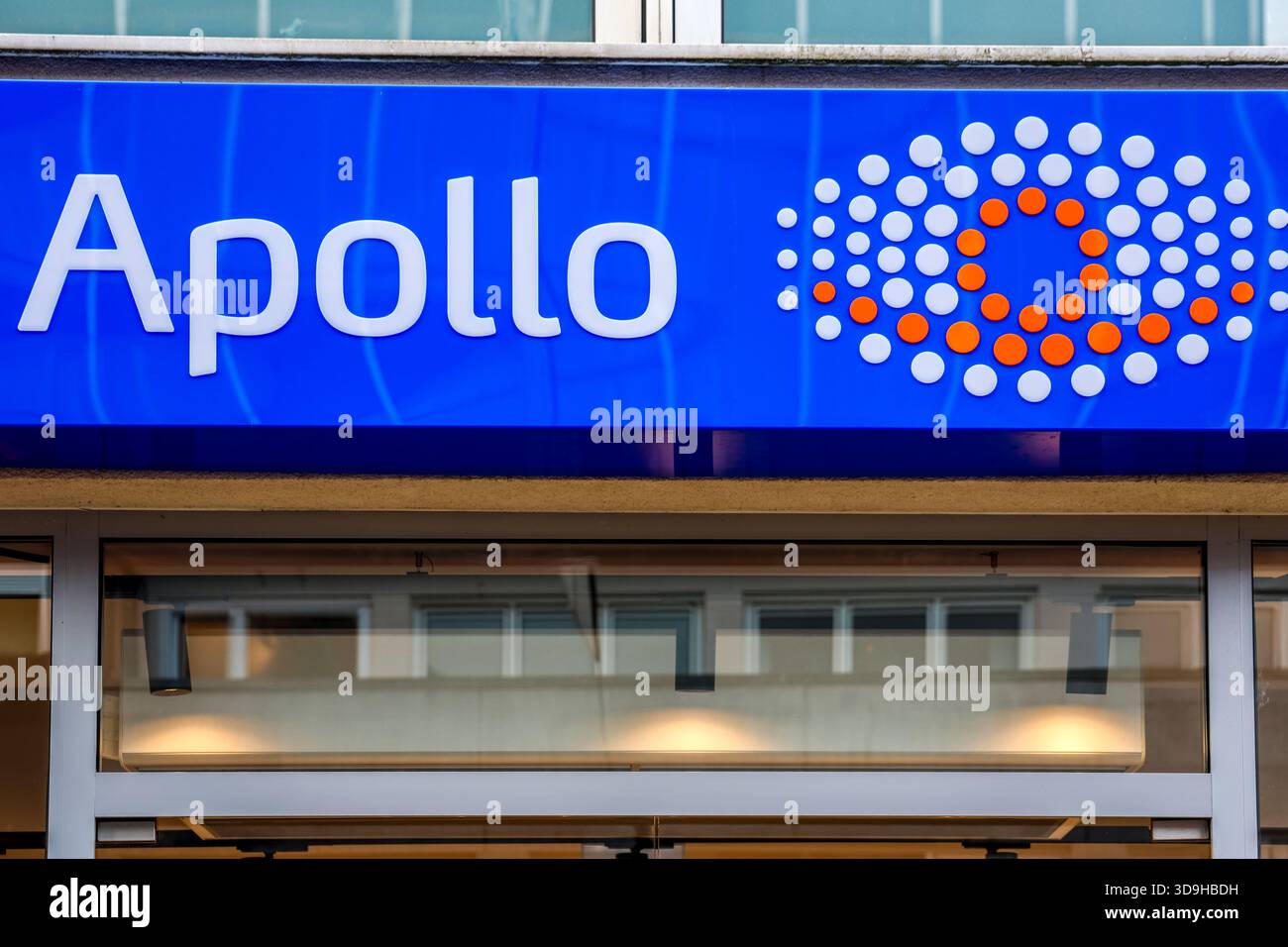 Kiel, Deutschland - 01. Dezember 2025: APOLLO-Optik Ladenschild mit markantem Punktmuster-Logo auf der Gebäudefassade in Kiel, blau-weiß-OR Stockfoto
