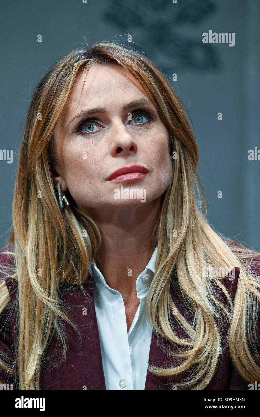 Vatikan, Vatikan. Dezember 2025. **NO LIBRI** Italien, Rom, Vatikan, 2025.12.5.Serena Autieri während einer Pressekonferenz zum "Konzert mit den Armen". Im Vatikan. Abgebildet sind da sinista Don marco Frisina, Serena Autieri, Michael Steven Bublé und Gualtiero Ventura Foto von ALESSIA GIULIANI /Catholic Press Photo Credit: Independent Photo Agency/Alamy Live News Stockfoto