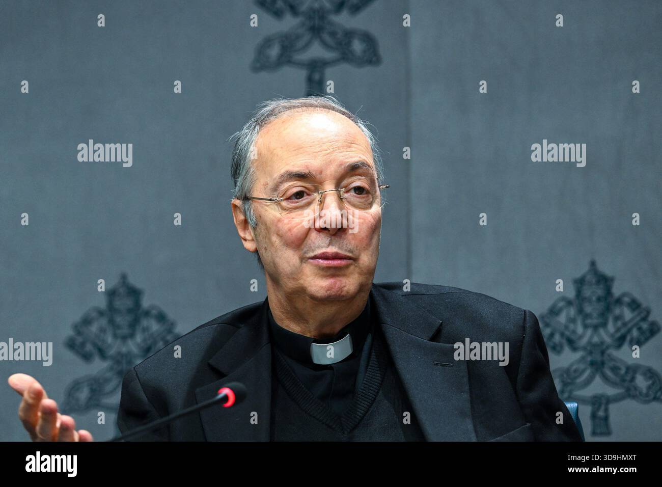 Vatikan, Vatikan. Dezember 2025. **KEIN LIBRI** Italien, Rom, Vatikan, 2025.12.5. Don Marco Frisina während einer Pressekonferenz für das "Konzert mit den Armen". Im Vatikan. Abgebildet sind da sinista Don marco Frisina, Serena Autieri, Michael Steven Bublé und Gualtiero Ventura Foto von ALESSIA GIULIANI /Catholic Press Photo Credit: Independent Photo Agency/Alamy Live News Stockfoto