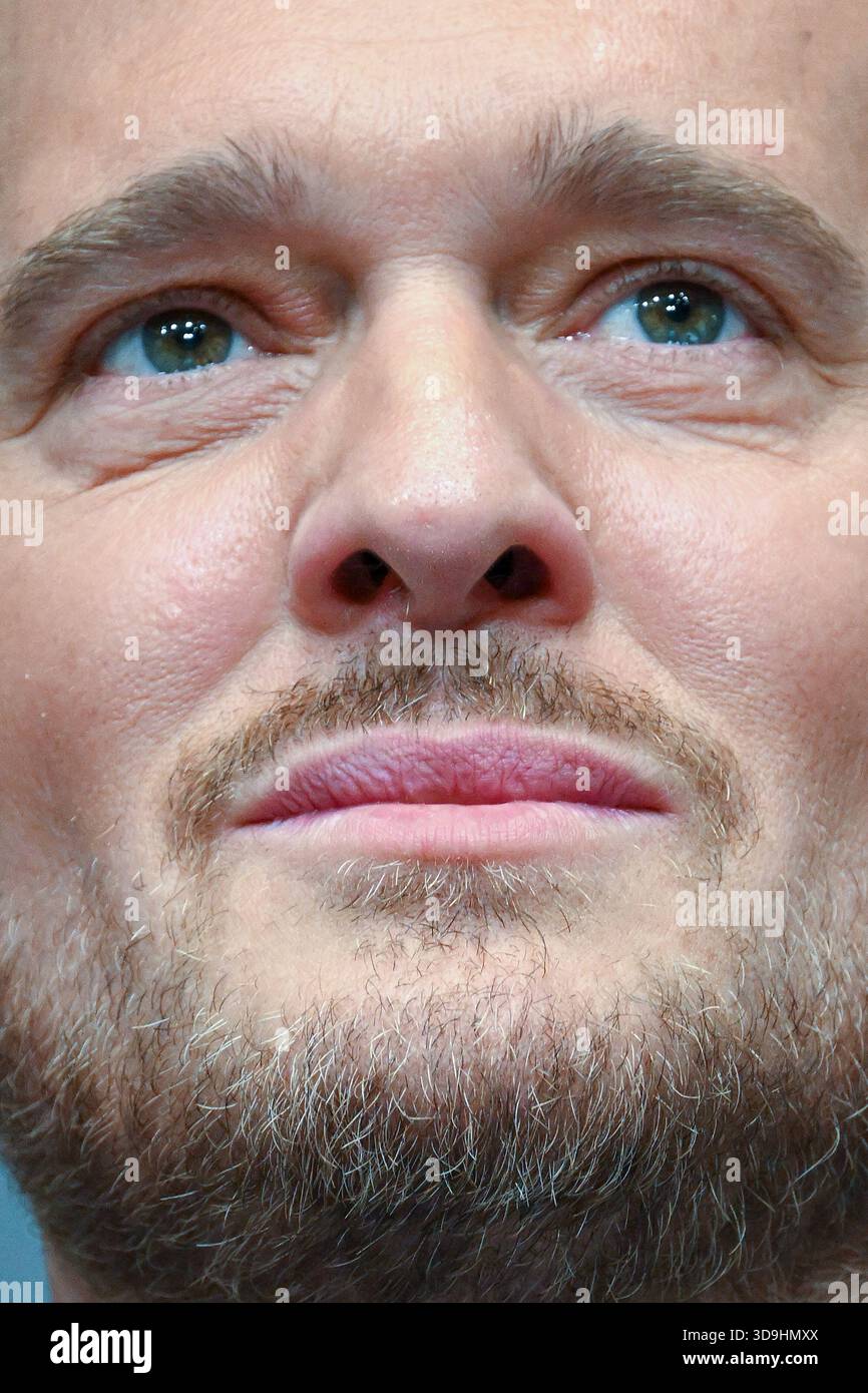 Vatikan, Vatikan. Dezember 2025. **NO LIBRI** Italien, Rom, Vatikan, 5.12.2025.Michael Steven Bublé (R) während einer Pressekonferenz für das "Konzert mit den Armen". Im Vatikan. Abgebildet sind da sinista Don marco Frisina, Serena Autieri, Michael Steven Bublé und Gualtiero Ventura Foto von ALESSIA GIULIANI /Catholic Press Photo Credit: Independent Photo Agency/Alamy Live News Stockfoto