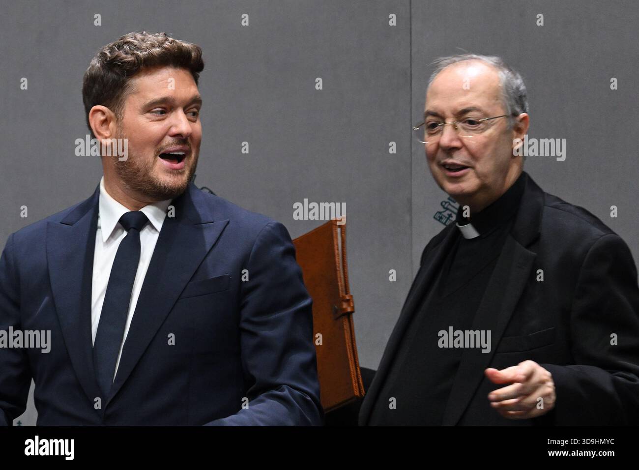 Vatikan, Vatikan. Dezember 2025. **NO LIBRI** Italien, Rom, Vatikan, 2025.12.5.Michael Steven Bublé (L) und Don Marco Frisina (R) während einer Pressekonferenz für das "Konzert mit den Armen". Im Vatikan. Abgebildet sind da sinista Don marco Frisina, Serena Autieri, Michael Steven Bublé und Gualtiero Ventura Foto von ALESSIA GIULIANI /Catholic Press Photo Credit: Independent Photo Agency/Alamy Live News Stockfoto