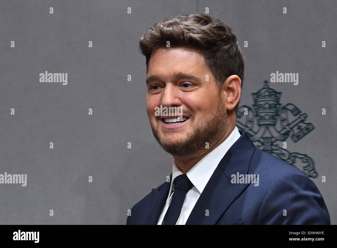 Vatikan, Vatikan. Dezember 2025. **NO LIBRI** Italien, Rom, Vatikan, 5.12.2025.Michael Steven Bublé während einer Pressekonferenz für das "Konzert mit den Armen". Im Vatikan. Abgebildet sind da sinista Don marco Frisina, Serena Autieri, Michael Steven Bublé und Gualtiero Ventura Foto von ALESSIA GIULIANI /Catholic Press Photo Credit: Independent Photo Agency/Alamy Live News Stockfoto
