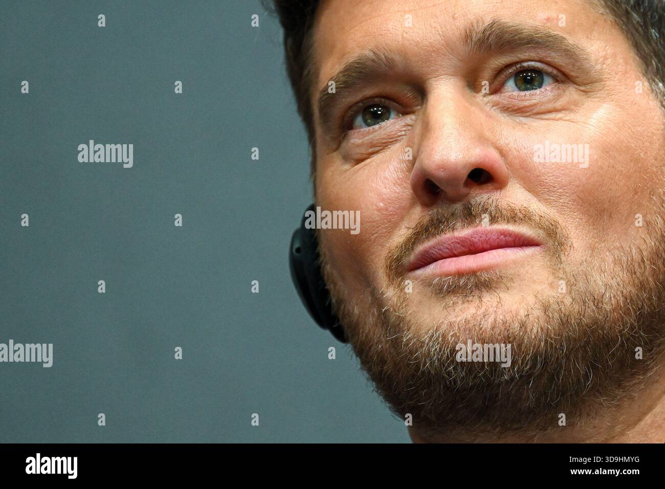 Vatikan, Vatikan. Dezember 2025. **NO LIBRI** Italien, Rom, Vatikan, 5.12.2025.Michael Steven Bublé während einer Pressekonferenz für das "Konzert mit den Armen". Im Vatikan. Abgebildet sind da sinista Don marco Frisina, Serena Autieri, Michael Steven Bublé und Gualtiero Ventura Foto von ALESSIA GIULIANI /Catholic Press Photo Credit: Independent Photo Agency/Alamy Live News Stockfoto