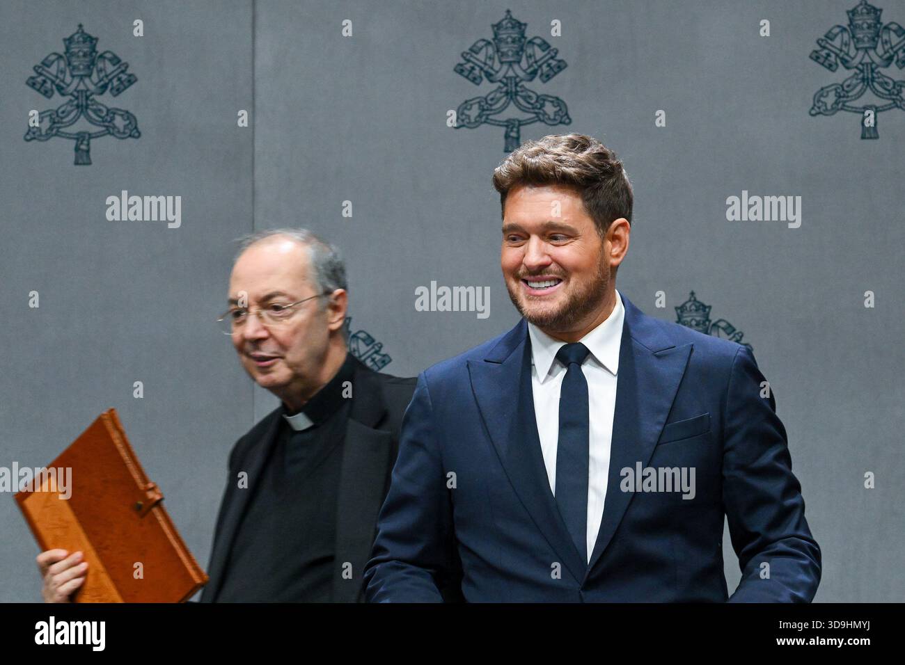 Vatikan, Vatikan. Dezember 2025. **NO LIBRI** Italien, Rom, Vatikan, 2025.12.5.Michael Steven Bublé (R) und Don Marco Frisina (L) während einer Pressekonferenz für das "Konzert mit den Armen". Im Vatikan. Abgebildet sind da sinista Don marco Frisina, Serena Autieri, Michael Steven Bublé und Gualtiero Ventura Foto von ALESSIA GIULIANI /Catholic Press Photo Credit: Independent Photo Agency/Alamy Live News Stockfoto