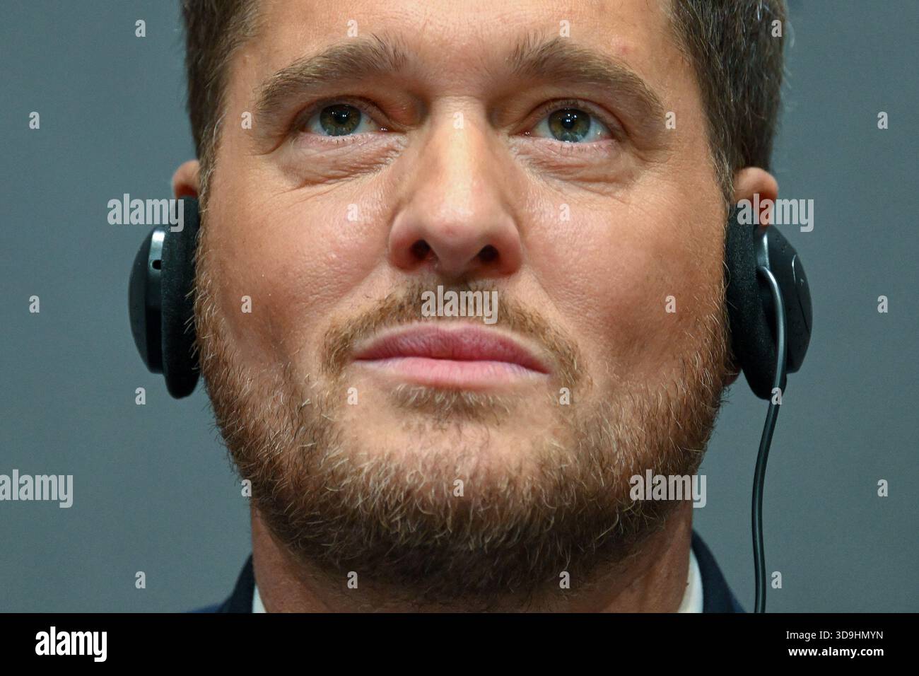 Vatikan, Vatikan. Dezember 2025. **NO LIBRI** Italien, Rom, Vatikan, 5.12.2025.Michael Steven Bublé während einer Pressekonferenz für das "Konzert mit den Armen". Im Vatikan. Abgebildet sind da sinista Don marco Frisina, Serena Autieri, Michael Steven Bublé und Gualtiero Ventura Foto von ALESSIA GIULIANI /Catholic Press Photo Credit: Independent Photo Agency/Alamy Live News Stockfoto