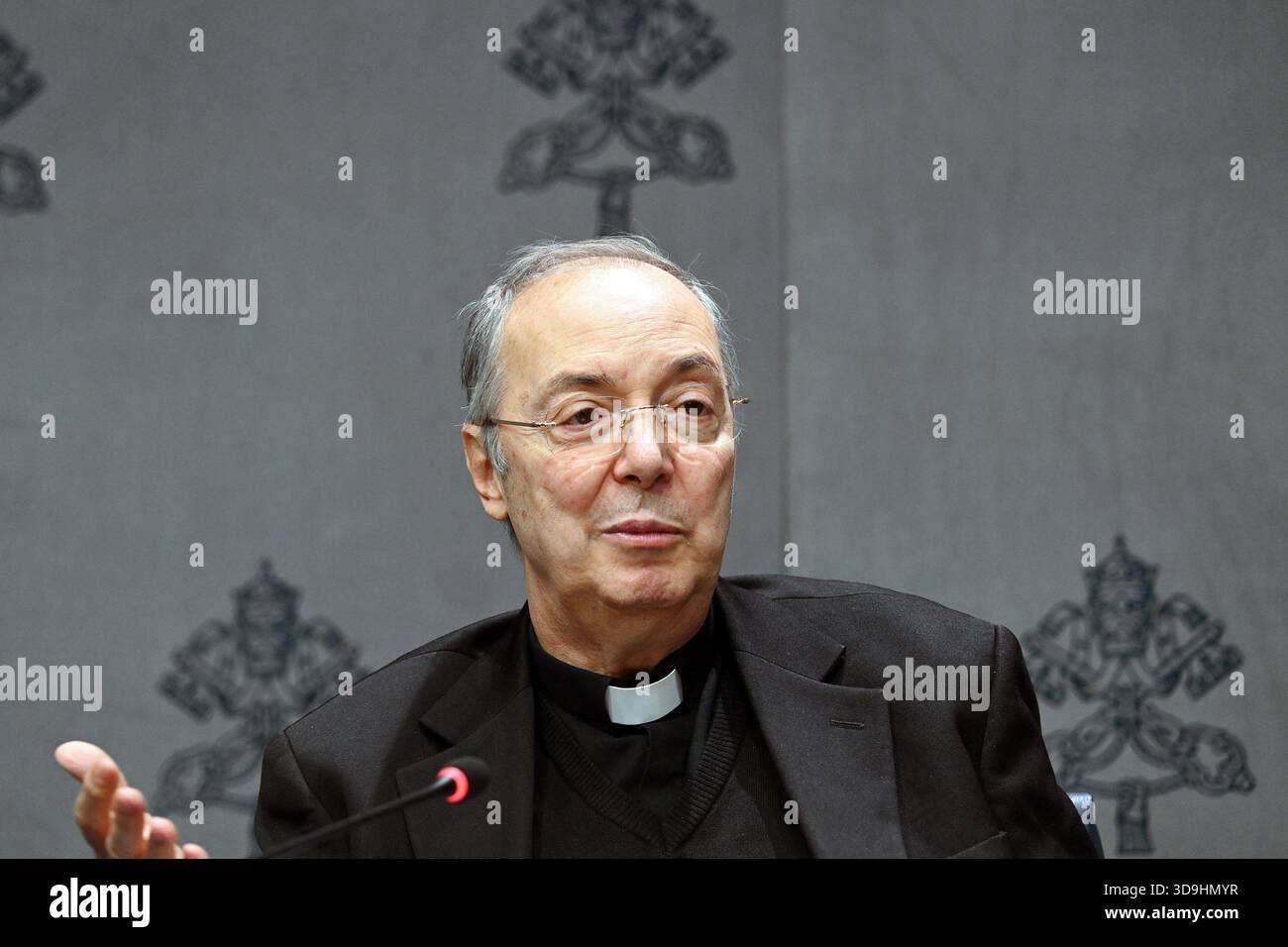 Vatikan, Vatikan. Dezember 2025. **KEIN LIBRI** Italien, Rom, Vatikan, 2025.12.5. Don Marco Frisina während einer Pressekonferenz für das "Konzert mit den Armen". Im Vatikan. Abgebildet sind da sinista Don marco Frisina, Serena Autieri, Michael Steven Bublé und Gualtiero Ventura Foto von ALESSIA GIULIANI /Catholic Press Photo Credit: Independent Photo Agency/Alamy Live News Stockfoto