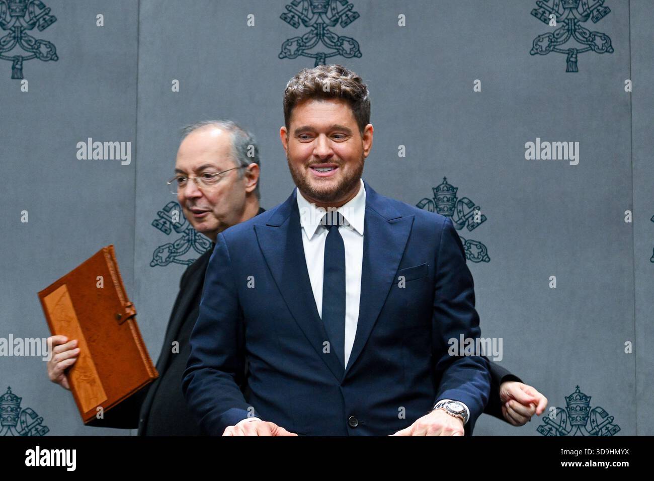 Vatikan, Vatikan. Dezember 2025. **NO LIBRI** Italien, Rom, Vatikan, 2025.12.5.Michael Steven Bublé (R) und Don Marco Frisina (L) während einer Pressekonferenz für das "Konzert mit den Armen". Im Vatikan. Abgebildet sind da sinista Don marco Frisina, Serena Autieri, Michael Steven Bublé und Gualtiero Ventura Foto von ALESSIA GIULIANI /Catholic Press Photo Credit: Independent Photo Agency/Alamy Live News Stockfoto