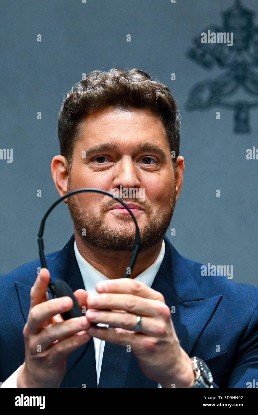 Vatikan, Vatikan. Dezember 2025. **NO LIBRI** Italien, Rom, Vatikan, 5.12.2025.Michael Steven Bublé während einer Pressekonferenz für das "Konzert mit den Armen". Im Vatikan. Abgebildet sind da sinista Don marco Frisina, Serena Autieri, Michael Steven Bublé und Gualtiero Ventura Foto von ALESSIA GIULIANI /Catholic Press Photo Credit: Independent Photo Agency/Alamy Live News Stockfoto