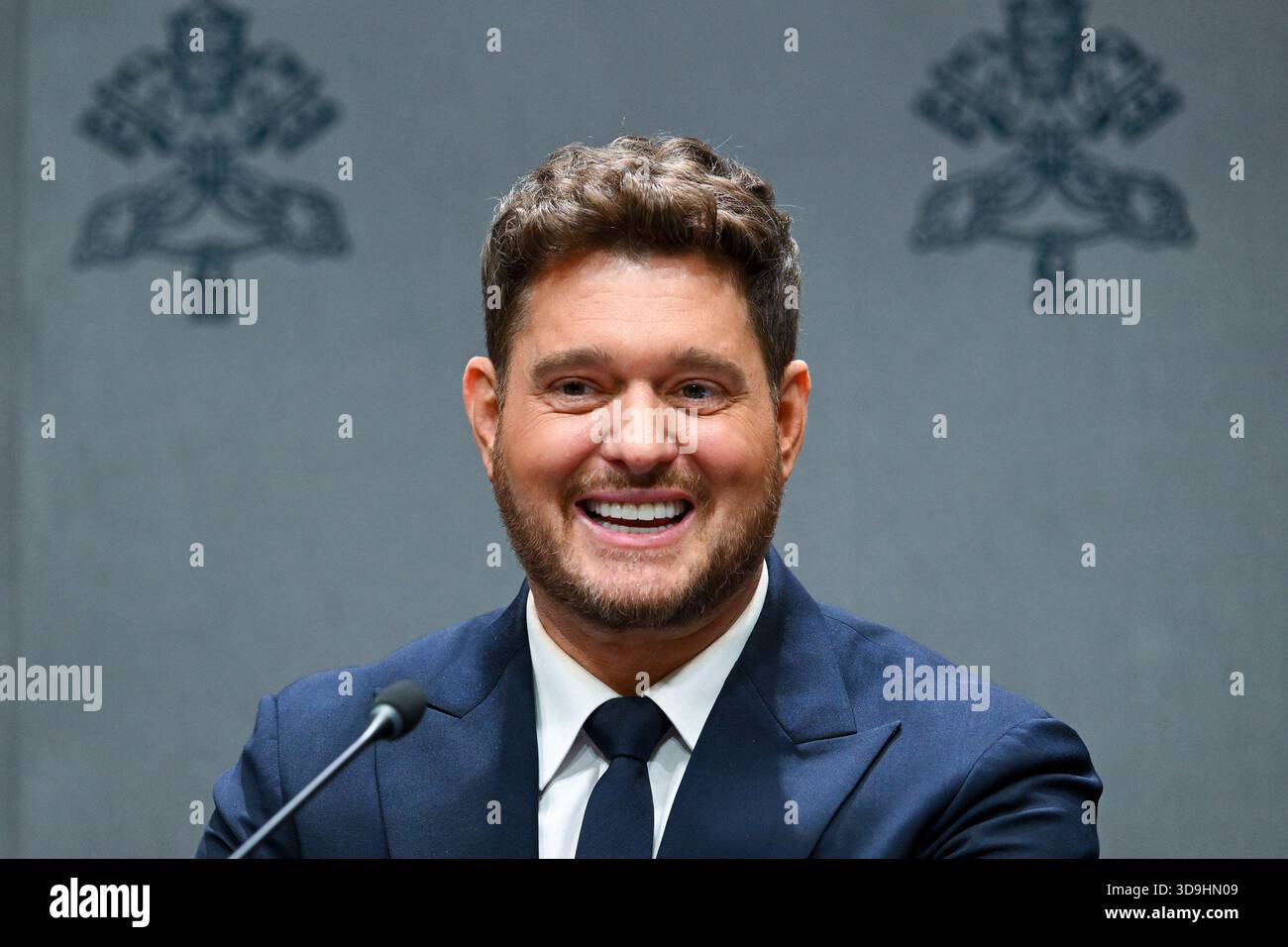 Vatikan, Vatikan. Dezember 2025. **NO LIBRI** Italien, Rom, Vatikan, 5.12.2025.Michael Steven Bublé während einer Pressekonferenz für das "Konzert mit den Armen". Im Vatikan. Abgebildet sind da sinista Don marco Frisina, Serena Autieri, Michael Steven Bublé und Gualtiero Ventura Foto von ALESSIA GIULIANI /Catholic Press Photo Credit: Independent Photo Agency/Alamy Live News Stockfoto