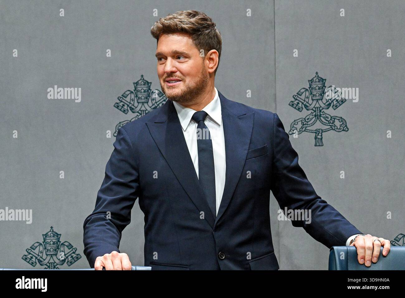 Vatikan, Vatikan. Dezember 2025. **NO LIBRI** Italien, Rom, Vatikan, 5.12.2025.Michael Steven Bublé während einer Pressekonferenz für das "Konzert mit den Armen". Im Vatikan. Abgebildet sind da sinista Don marco Frisina, Serena Autieri, Michael Steven Bublé und Gualtiero Ventura Foto von ALESSIA GIULIANI /Catholic Press Photo Credit: Independent Photo Agency/Alamy Live News Stockfoto