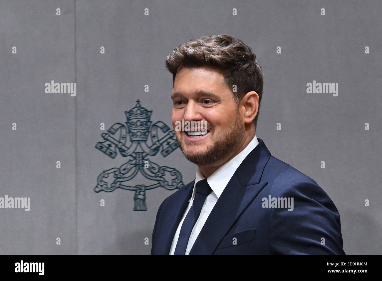 Vatikan, Vatikan. Dezember 2025. **NO LIBRI** Italien, Rom, Vatikan, 5.12.2025.Michael Steven Bublé während einer Pressekonferenz für das "Konzert mit den Armen". Im Vatikan. Abgebildet sind da sinista Don marco Frisina, Serena Autieri, Michael Steven Bublé und Gualtiero Ventura Foto von ALESSIA GIULIANI /Catholic Press Photo Credit: Independent Photo Agency/Alamy Live News Stockfoto