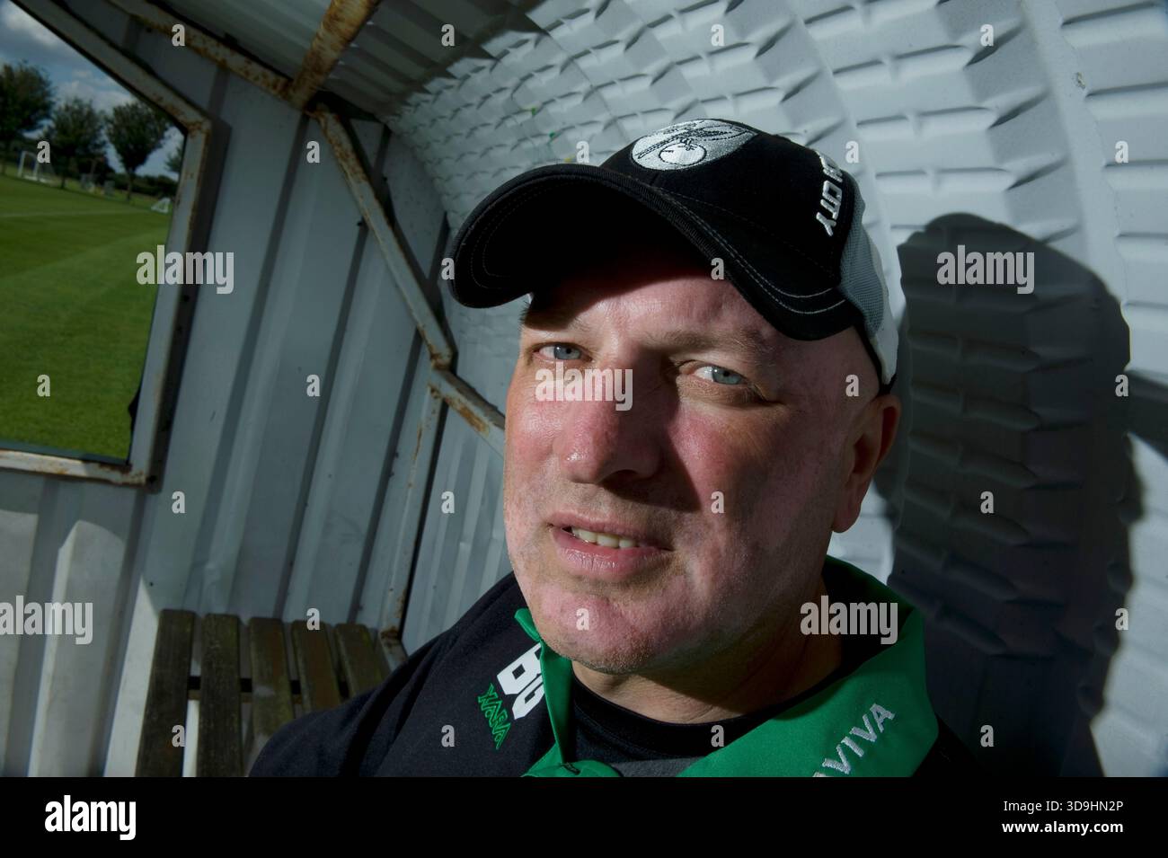 Bryan Gunn (* 22. Dezember 1963) ist ein ehemaliger schottischer Torhüter. 1986 wechselte er von Aberdeen zu Norwich City und absolvierte 477 Einsätze für den Verein bis 1998. Während seiner Spielkarriere gewann Norwich 1985 (vor seiner Ankunft) den Ligapokal und erreichte 1993–94 die dritte Runde des UEFA-Cups. Später arbeitete er als Torwarttrainer und Pfadfinder. Im Januar 2009 wurde er zum Manager ernannt, wurde aber im August 2009 entlassen, nachdem er in zehn Spielen einen Ligagewinn gewonnen hatte, einschließlich einer 1:7-Niederlage gegen Colchester United. Er ist seitdem als Clubbotschafter tätig. Im Jahr 2009 gründete er den Bryan Gunn Appeal, um Spenden zu sammeln Stockfoto