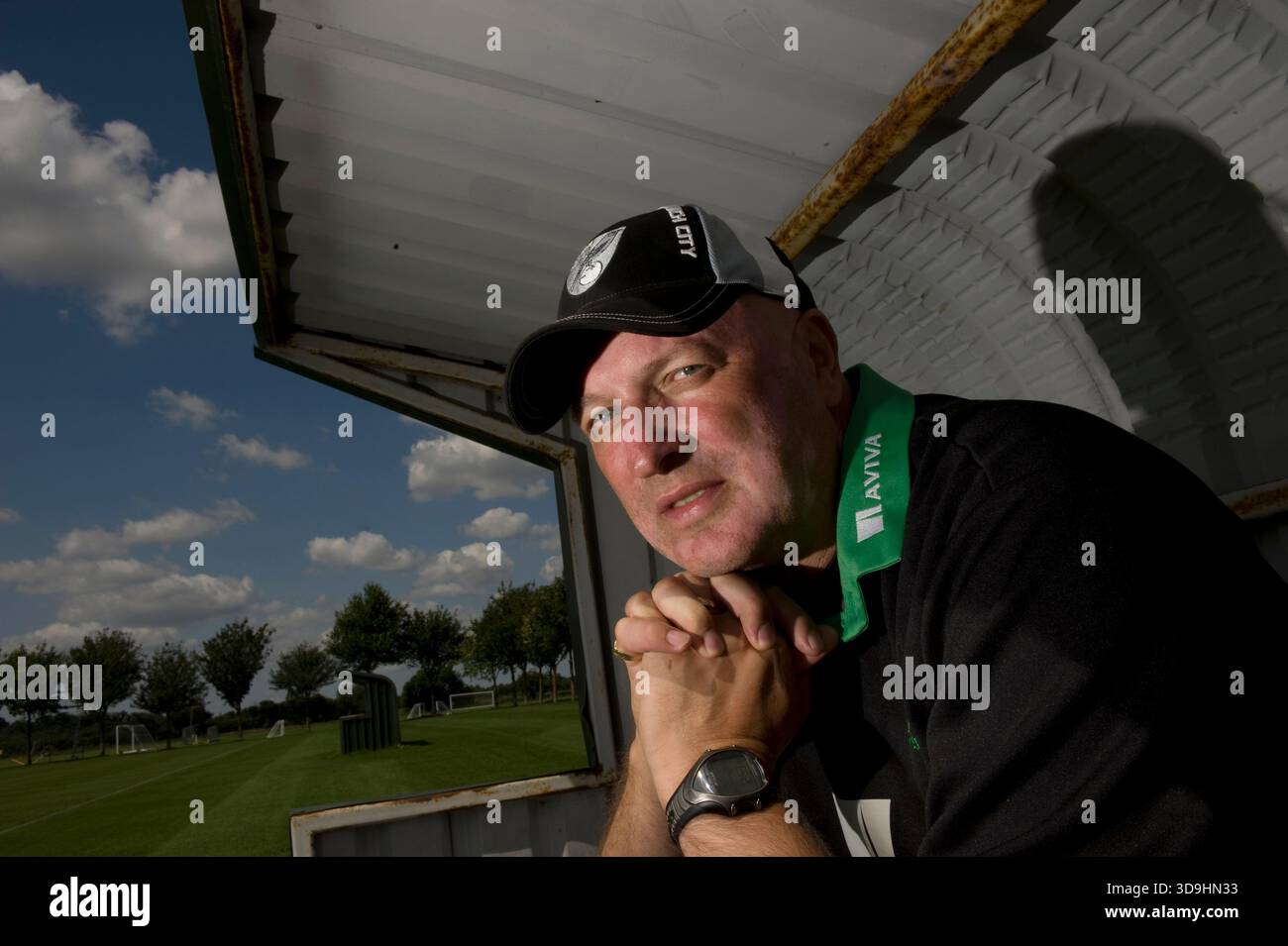 Bryan Gunn (* 22. Dezember 1963) ist ein ehemaliger schottischer Torhüter. 1986 wechselte er von Aberdeen zu Norwich City und absolvierte 477 Einsätze für den Verein bis 1998. Während seiner Spielkarriere gewann Norwich 1985 (vor seiner Ankunft) den Ligapokal und erreichte 1993–94 die dritte Runde des UEFA-Cups. Später arbeitete er als Torwarttrainer und Pfadfinder. Im Januar 2009 wurde er zum Manager ernannt, wurde aber im August 2009 entlassen, nachdem er in zehn Spielen einen Ligagewinn gewonnen hatte, einschließlich einer 1:7-Niederlage gegen Colchester United. Er ist seitdem als Clubbotschafter tätig. Im Jahr 2009 gründete er den Bryan Gunn Appeal, um Spenden zu sammeln Stockfoto