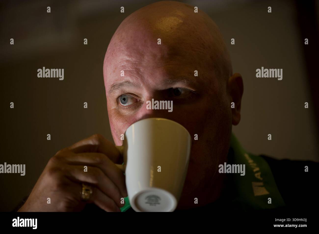 Bryan Gunn (* 22. Dezember 1963) ist ein ehemaliger schottischer Torhüter. 1986 wechselte er von Aberdeen zu Norwich City und absolvierte 477 Einsätze für den Verein bis 1998. Während seiner Spielkarriere gewann Norwich 1985 (vor seiner Ankunft) den Ligapokal und erreichte 1993–94 die dritte Runde des UEFA-Cups. Später arbeitete er als Torwarttrainer und Pfadfinder. Im Januar 2009 wurde er zum Manager ernannt, wurde aber im August 2009 entlassen, nachdem er in zehn Spielen einen Ligagewinn gewonnen hatte, einschließlich einer 1:7-Niederlage gegen Colchester United. Er ist seitdem als Clubbotschafter tätig. Im Jahr 2009 gründete er den Bryan Gunn Appeal, um Spenden zu sammeln Stockfoto