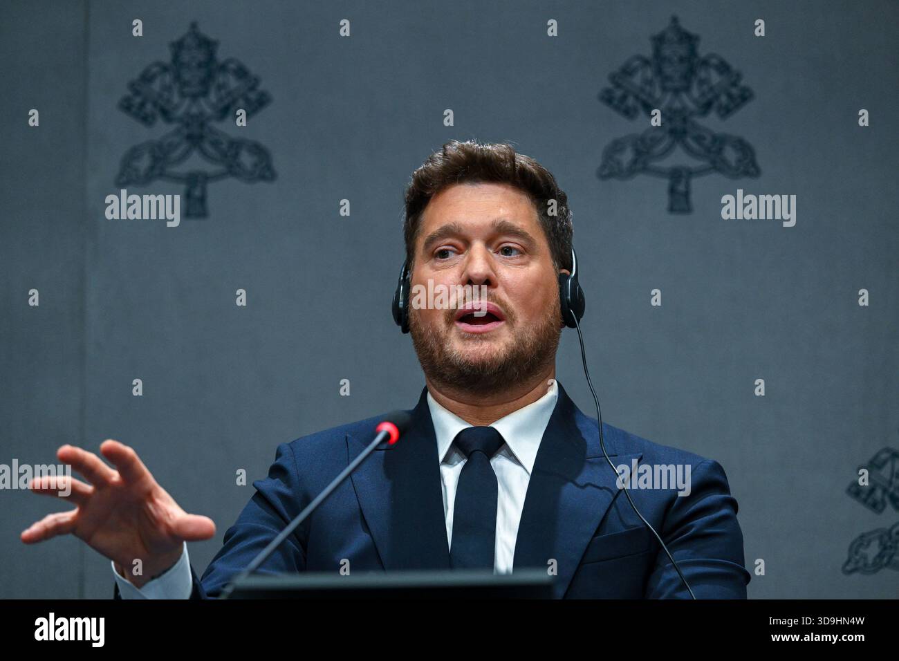 Vatikan, Vatikan. Dezember 2025. **NO LIBRI** Italien, Rom, Vatikan, 5.12.2025.Michael Steven Bublé während einer Pressekonferenz für das "Konzert mit den Armen". Im Vatikan. Abgebildet sind da sinista Don marco Frisina, Serena Autieri, Michael Steven Bublé und Gualtiero Ventura Foto von ALESSIA GIULIANI /Catholic Press Photo Credit: Independent Photo Agency/Alamy Live News Stockfoto