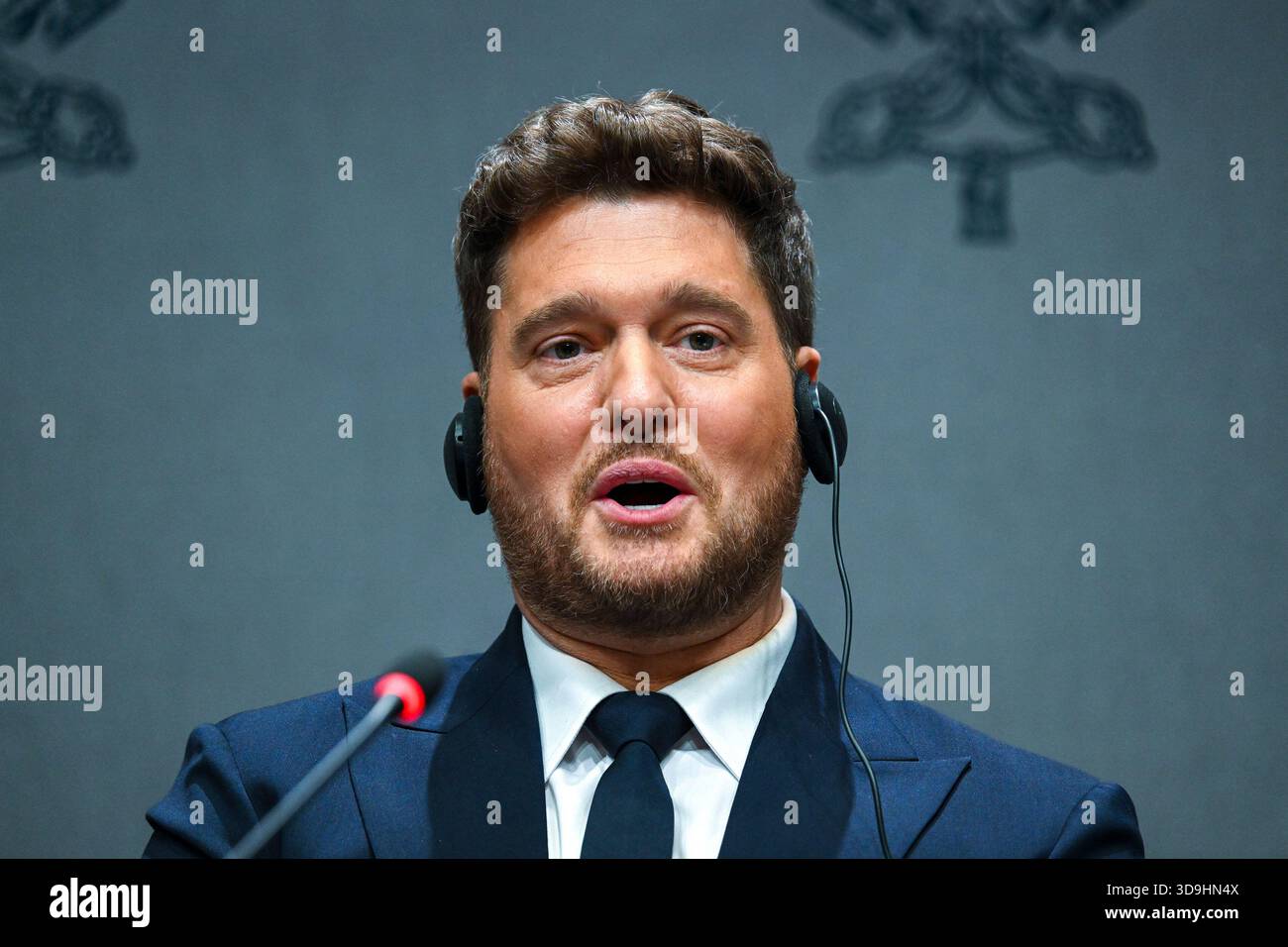 Vatikan, Vatikan. Dezember 2025. **NO LIBRI** Italien, Rom, Vatikan, 5.12.2025.Michael Steven Bublé während einer Pressekonferenz für das "Konzert mit den Armen". Im Vatikan. Abgebildet sind da sinista Don marco Frisina, Serena Autieri, Michael Steven Bublé und Gualtiero Ventura Foto von ALESSIA GIULIANI /Catholic Press Photo Credit: Independent Photo Agency/Alamy Live News Stockfoto