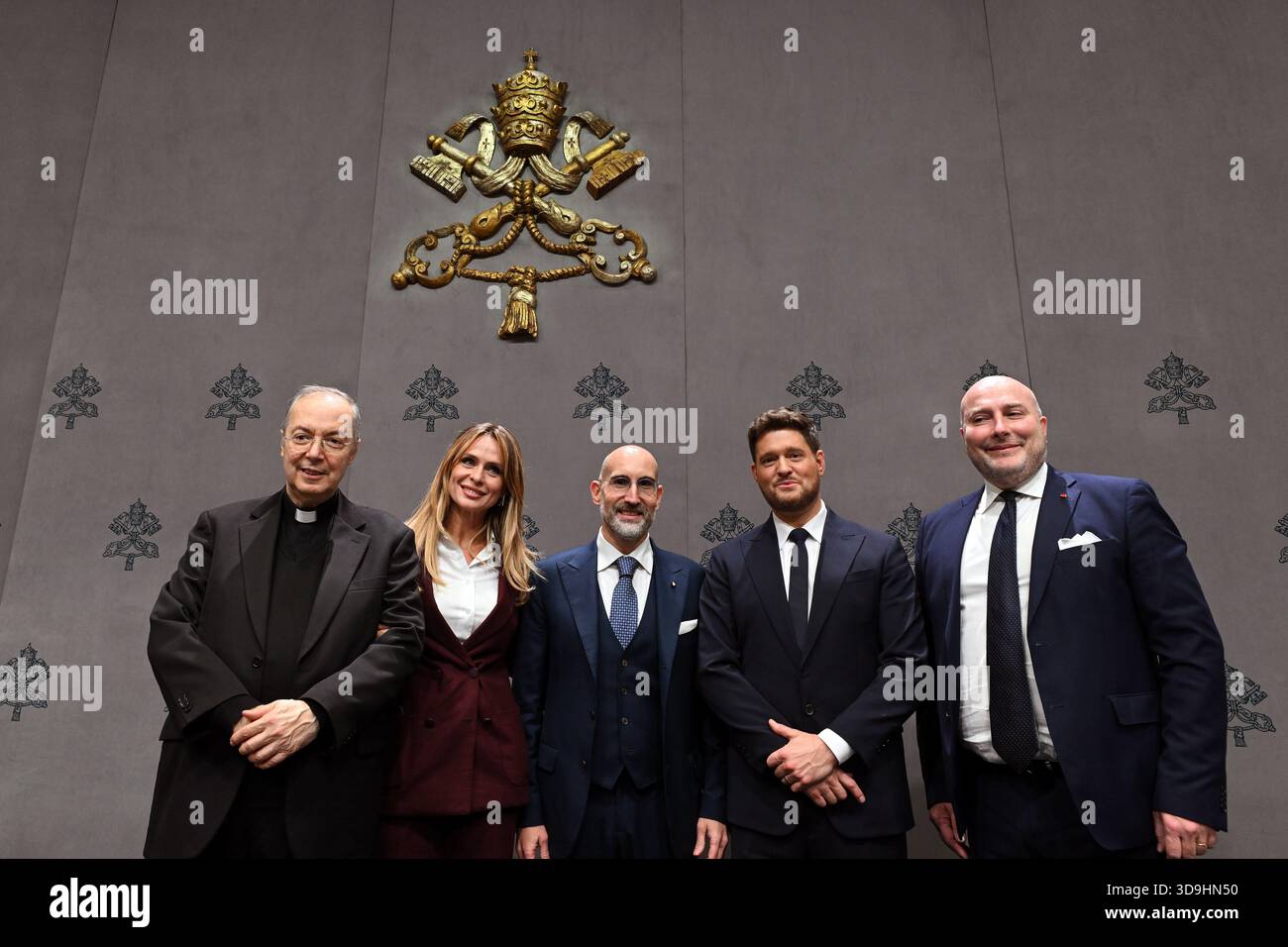 Vatikan, Vatikan. Dezember 2025. **NO LIBRI** Italien, Rom, Vatikan, 5.12.2025.Michael Steven Bublé (R) während einer Pressekonferenz für das "Konzert mit den Armen". Im Vatikan. Abgebildet sind da sinista Don marco Frisina, Serena Autieri, Michael Steven Bublé und Gualtiero Ventura Foto von ALESSIA GIULIANI /Catholic Press Photo Credit: Independent Photo Agency/Alamy Live News Stockfoto