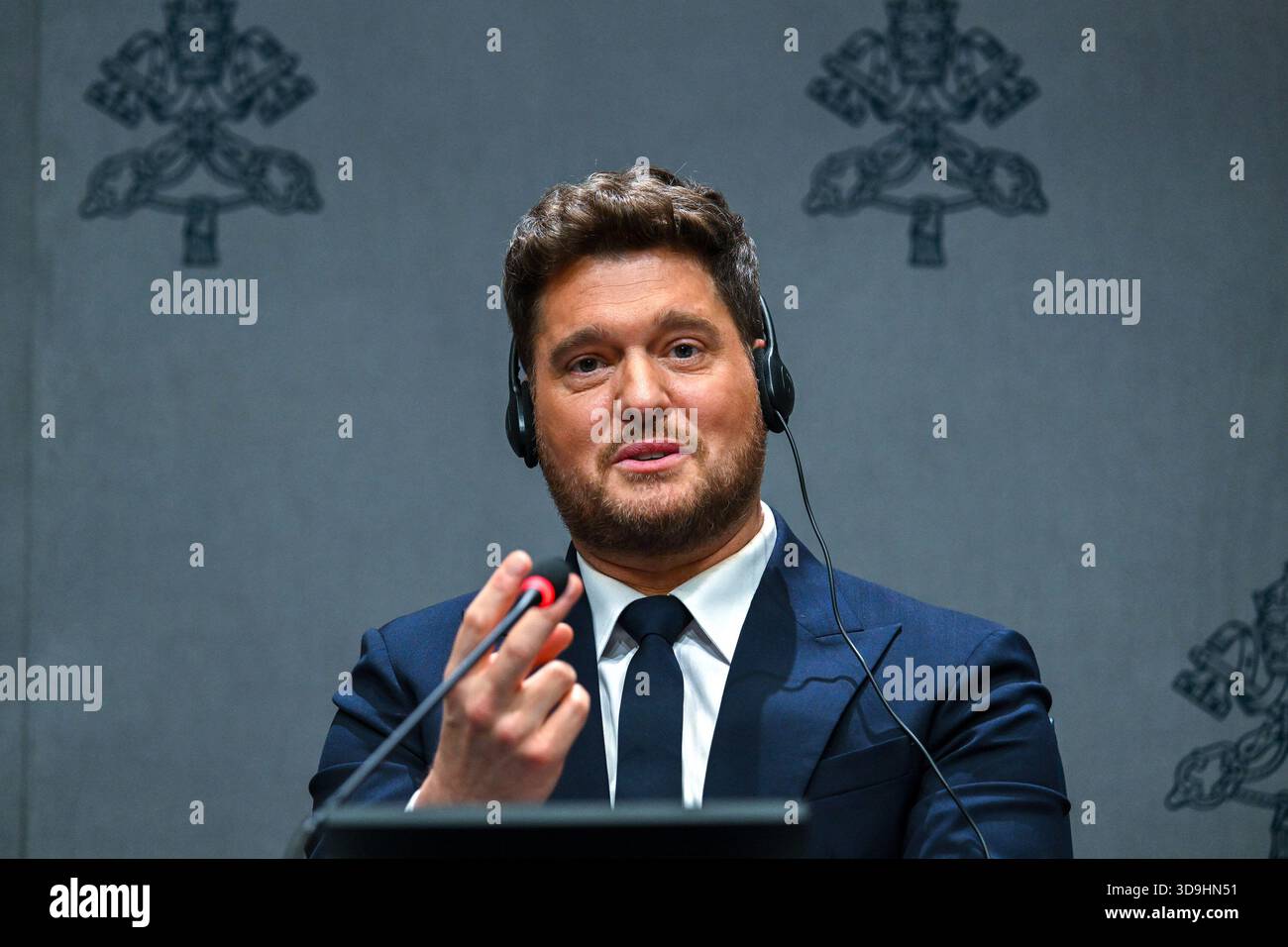 Vatikan, Vatikan. Dezember 2025. **NO LIBRI** Italien, Rom, Vatikan, 5.12.2025.Michael Steven Bublé während einer Pressekonferenz für das "Konzert mit den Armen". Im Vatikan. Abgebildet sind da sinista Don marco Frisina, Serena Autieri, Michael Steven Bublé und Gualtiero Ventura Foto von ALESSIA GIULIANI /Catholic Press Photo Credit: Independent Photo Agency/Alamy Live News Stockfoto